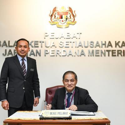 6 SEPTEMBER 2022 - Kunjungan hormat kepada YBhg. Dato' Sollehuddin Alyubi Bin Zakaria, Timbalan Ketua Setiausaha Kanan, Jabatan Perdana Menteri sebelum persaraan wajib saya yang akan berkuatkuasa pada 26 September 2022.