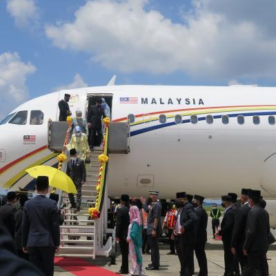 21 APRIL 2022 - MENYAMBUT KETIBAAN KEBAWAH DULI YANG MAHA MULIA (KDYMM) SERI PADUKA BAGINDA YANG DI-PERTUAN AGONG DAN KEBAWAH DULI YANG MAHA MULIA (KDYMM) SERI PADUKA BAGINDA RAJA PERMAISURI AGONG DI KUCHING INTERNATIONAL AIRPORT