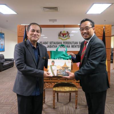 20 JUN 2022 - MENERIMA KUNJUNGAN DARIPADA ENCIK EDMUND SHAH BIN TAMBI, TIMBALAN PENGARAH CAWANGAN INSTITUT AMINUDDIN BAKI SARAWAK DAN DR. ASWANDI BIN LAMAN, KETUA JABATAN, JABATAN KEPIMPINAN BAHASA & KOMUNIKASI, INSTITUT AMINUDDIN BAKI SARAWAK