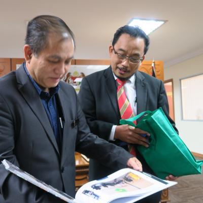 20 Jun 2022 - MENERIMA KUNJUNGAN DARIPADA EN. EDMUND SHAH BIN TAMBI, TIMBALAN PENGARAH CAWANGAN INSTITUT AMINUDDIN BAKI SARAWAK DAN DR. ASWANDI BIN LAMAN, KETUA JABATAN, JABATAN KEPIMPINAN BAHASA & KOMUNIKASI, INSTITUT AMINUDDIN BAKI SARAWAK