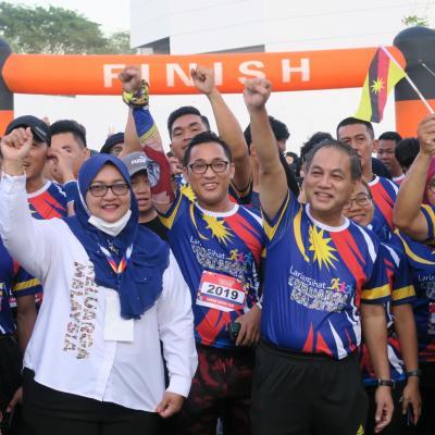 7 OGOS 2022 - Menyempurnakan pelepasan peserta Larian Keluarga Malaysia di Stadium Perpaduan Kuching, Sarawak.