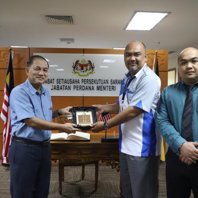 23 OGOS 2022 - Menerima kunjungan hormat daripada Encik Khairul Najib Bin Ibrahim, Pengarah, Jabatan Meteorologi Malaysia Cawangan Sarawak.