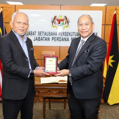 10 Jun 2024 - Kunjungan Hormat daripada Encik Steve Ritikos, Pengarah Mahkamah Negeri Sarawak