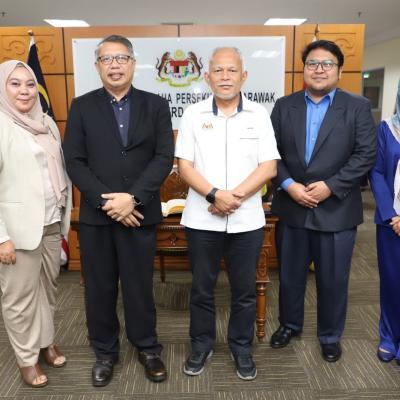 8 Oktober 2024 -  Menerima kunjungan hormat daripada Tuan Hj Alwi Bin Hj Morshidi, Ketua Pegawai Eksekutif Harakah Islamiah (HIKMAH) Sarawak.