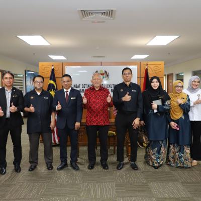 16 Januari 2025 - Telah menerima kunjungan hormat daripada Encik Ahmad Jefry bin Aziz @ Adan, Pengarah Eksekutif (PACU) Pejabat Perdana Menteri serta Dr. Hadysyam bin Junaidi, Pengarah Perkhidmatan Korporat,  (RECODA)