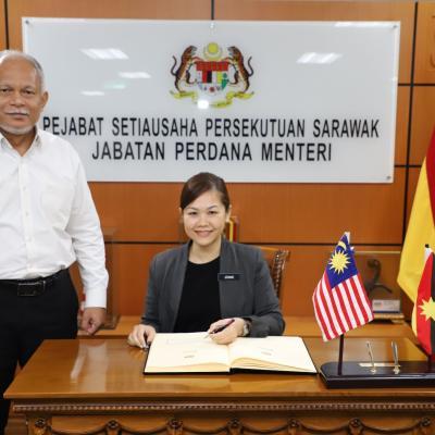 28 Januari 2025 - Menerima kunjungan hormat daripada Puan Joanne Bulan Pakar, Pengarah Cawangan Negeri, Pusat Khidmat Kontraktor (PKK), Cawangan Negeri Sarawak, Kementerian Pembangunan Usahawan dan Koperasi (KUSKOP).