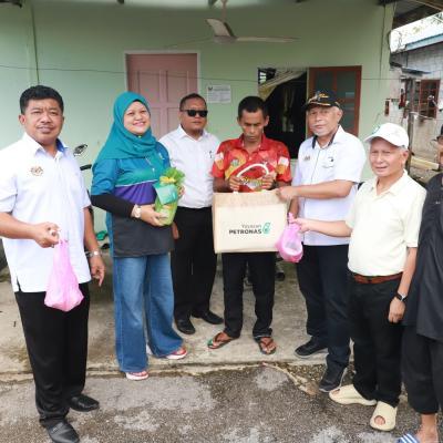 11 Mac 2025 -  Hadir ke Program Santuni Madani Ramadan 2025 serta PETRONAS Memacu Kehidupan Hari Raya Aidilfitri Sadong Jaya, yang berlangsung di Surau Darul Falah, Kampung Sadong Jaya 