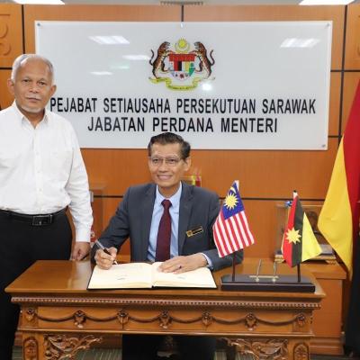 15 April 2025 - Menerima kunjungan hormat daripada Encik Abang Haliman bin Haji Abang Julai, Pengarah Jabatan Pengembangan Bahasa dan Sastera, Dewan Bahasa dan Pustaka (DBP) dan Dr. Azizul bin Haji Ismail, Pengarah DBP Cawangan Sarawak.