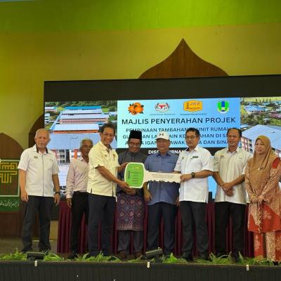 25 April 2025 - Menghadiri Majlis Penyerahan Projek Siap Pembinaan Tambahan 17 Unit Rumah Guru dan Lain-lain kemudahan di Sekolah Menengah Kebangsaan (SMK) Agama Igan, Igan.