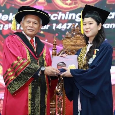 11 Ogos 2025, Isnin – Menyempurnakan Sidang Ketiga Majlis Konvokesyen Politeknik & Kolej Komuniti Zon Sarawak 2025 yang berlangsung di Dewan Jubli Perak, Politeknik Kuching Sarawak