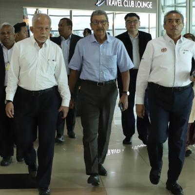 12 September 2025, Jumaat -Menyambut ketibaan YBhg. Tan Sri Shamsul Azri bin Abu Bakar, Ketua Setiausaha Negara (KSN) dan juga YBhg. Tan Sri Wan Ahmad Dahlan bin Haji Abdul Aziz, Ketua Pengarah Perkhidmatan Awam (KPPA) yang tiba di Kuching.