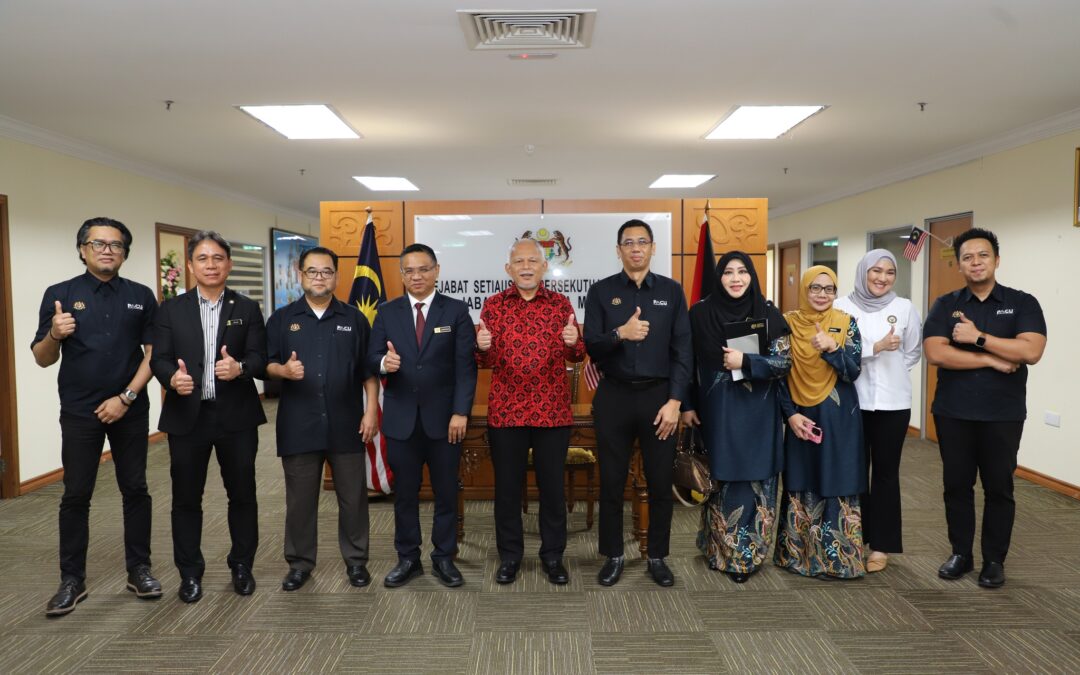 16 January 2025 – Received a courtesy visit from Mr. Ahmad Jefry bin Aziz @ Adan, Executive Director (PACU) of the Prime Minister’s Office and Dr. Hadysyam bin Junaidi, Director of Corporate Services, (RECODA)