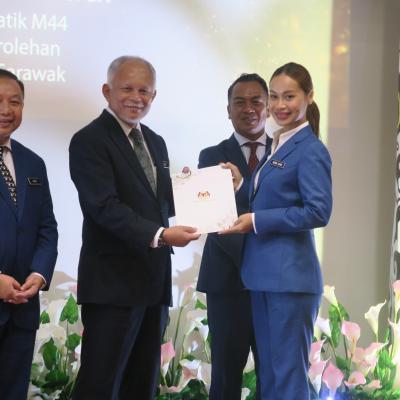 3 Julai 2024 – Menyempurnakan Majlis Anugerah Perkhidmatan Cemerlang (APC) Jabatan Pendidikan Negeri Sarawak Tahun 2023.
